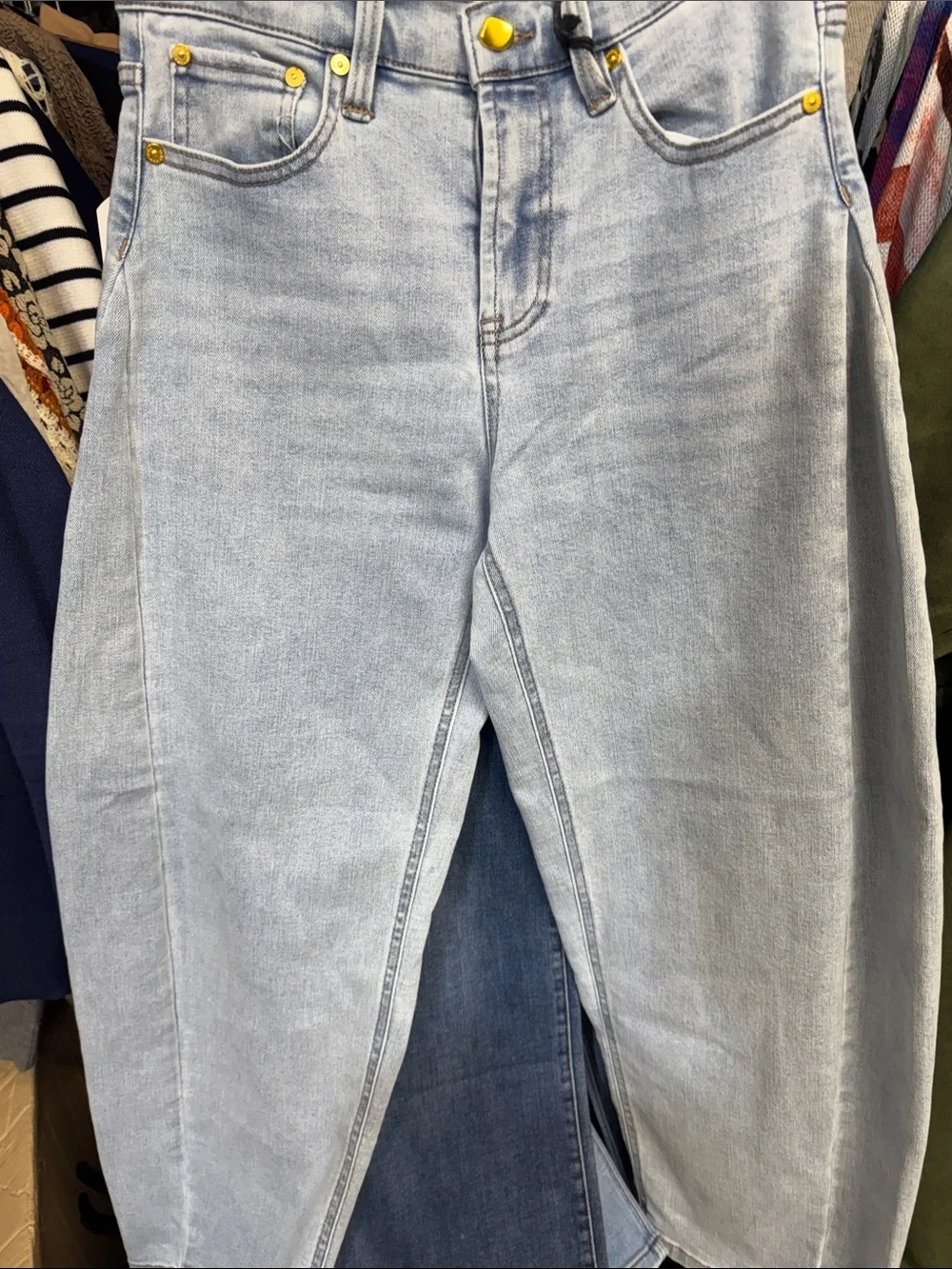 D78. Light Wash Fitted barrel Jeans - Casual High-Rise Style